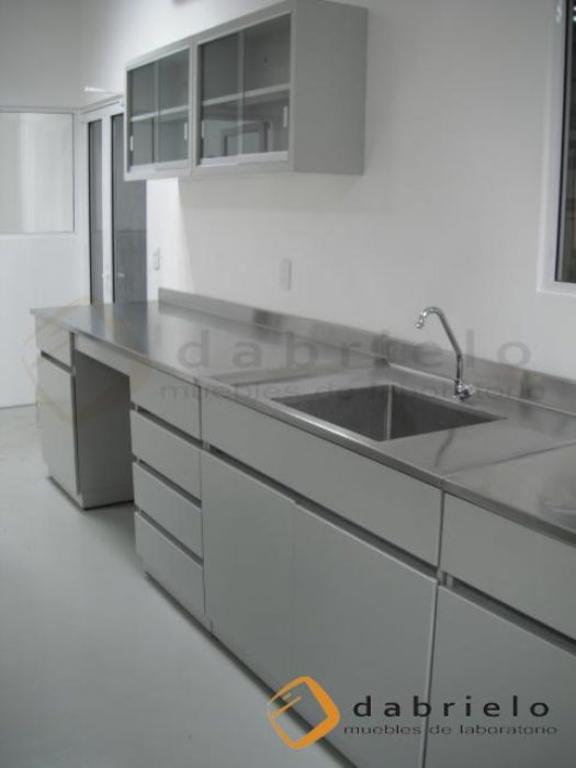 Mesa de trabajo modular con vitrina